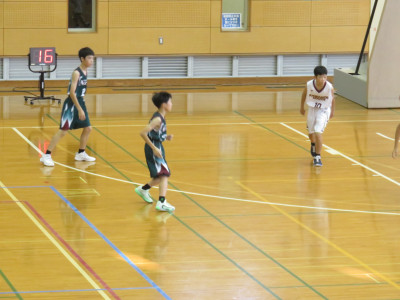 男バスケインプレー