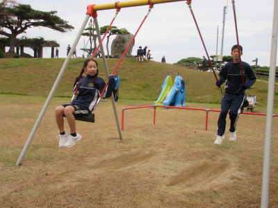 IMG_0979　ぶらんこ男女